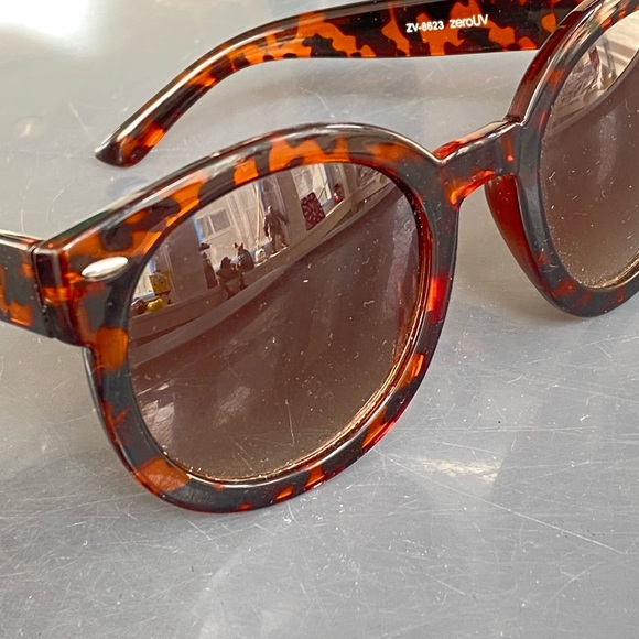 Tortoise Shell Polarized Retro Inspired High Fashion Oversize Round Sunglasses - Picture 8 of 10